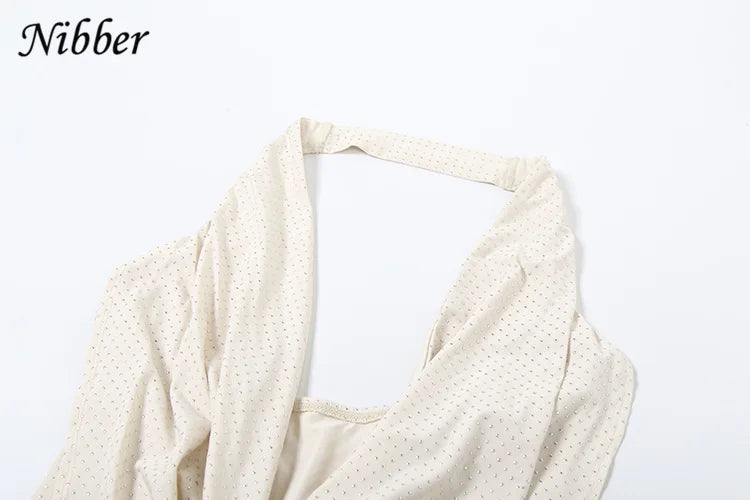 Vestido corto de color sólido con estampado de diamantes de imitación, estilo moderno, escote en V profundo y sin tirantes. Ideal para la moda femenina y la ropa urbana.