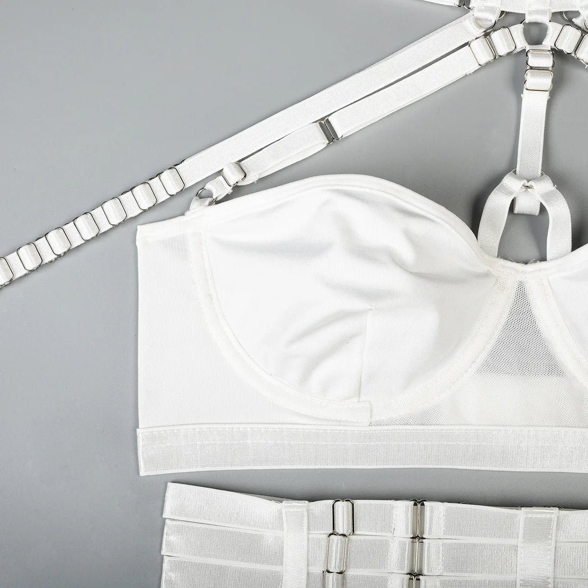Conjunto de lencería sexy para mujer, con panel de encaje, escote en V profundo, glúteos abiertos, tirantes con forma de corazón de melocotón, cadena cruzada, liguero, ropa interior de tres piezas