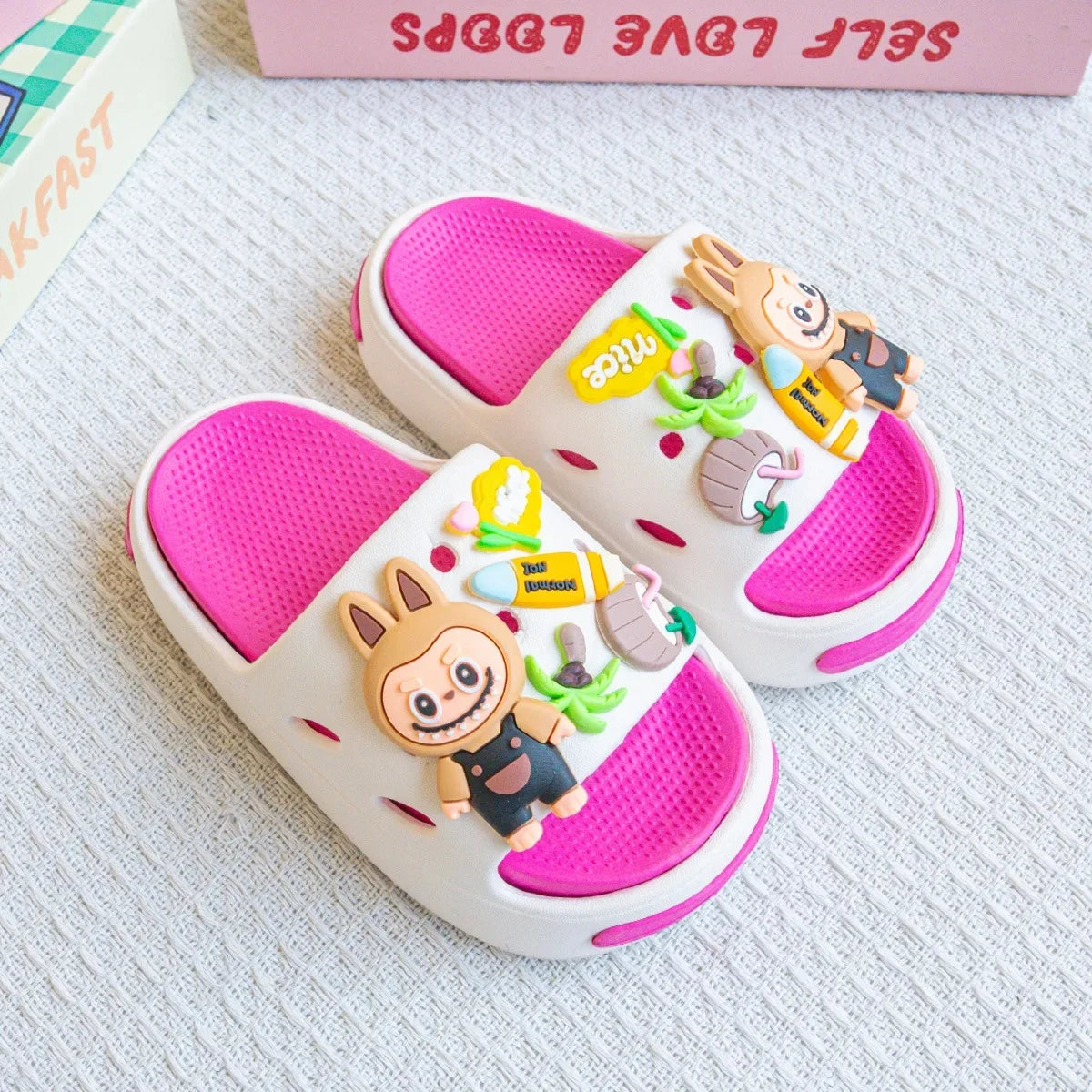 Nuevas zapatillas de surf de EVA con dibujos animados, sandalias antideslizantes de doble empalme a la moda con suela suave para niñas, zapatos versátiles y cómodos sin cordones.