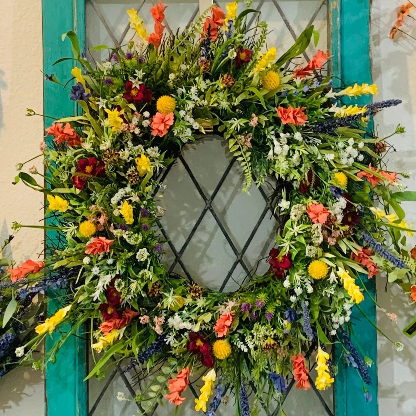 Las coronas artificiales grandes son adecuadas para la decoración interior de ventanas y puertas de entrada y se pueden usar como adornos para fiestas.