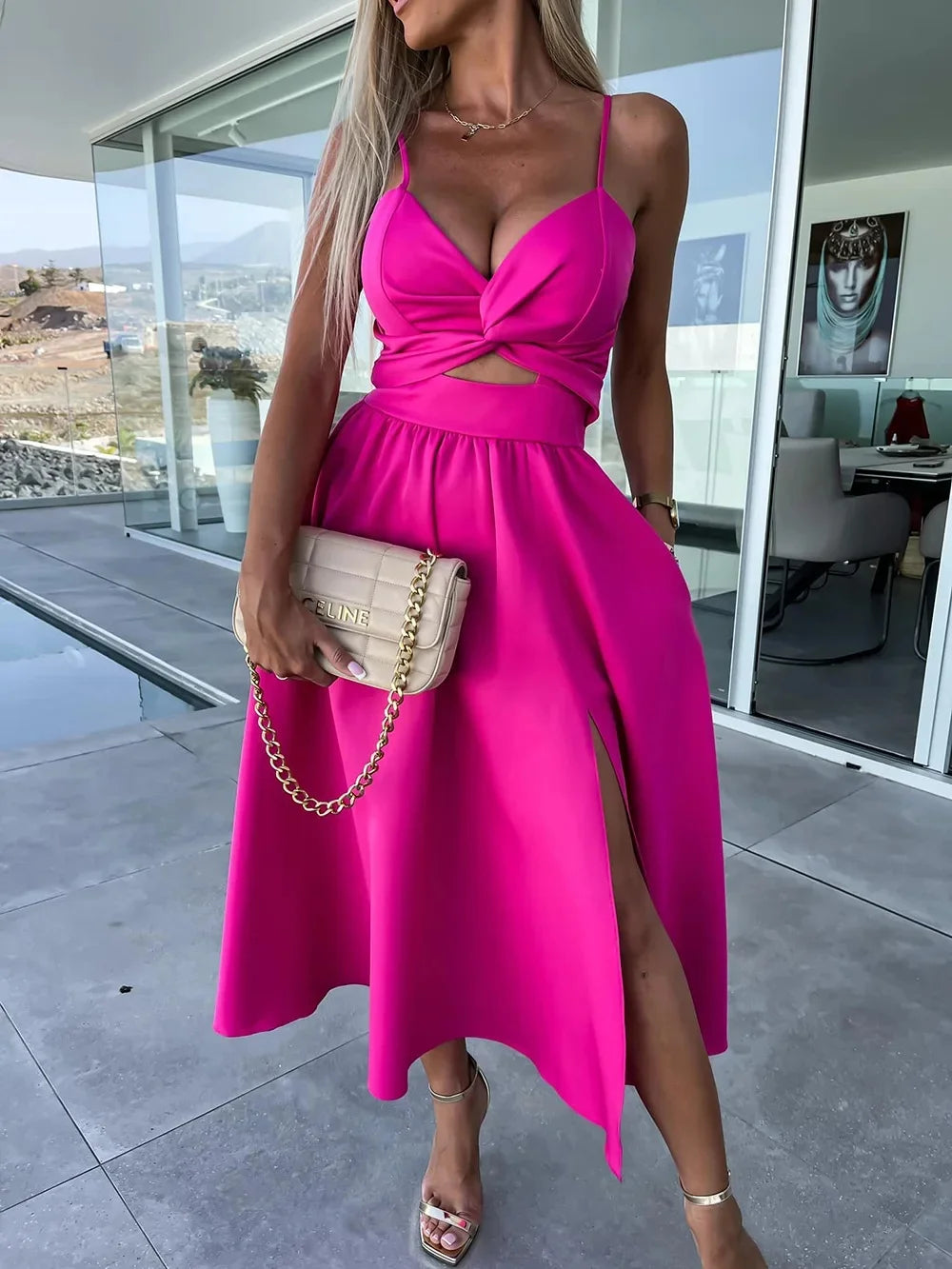Vestido de mujer con nuevo estilo, cuello en V, corte amplio, que estiliza y suaviza la silueta, espalda abierta y largo medio.