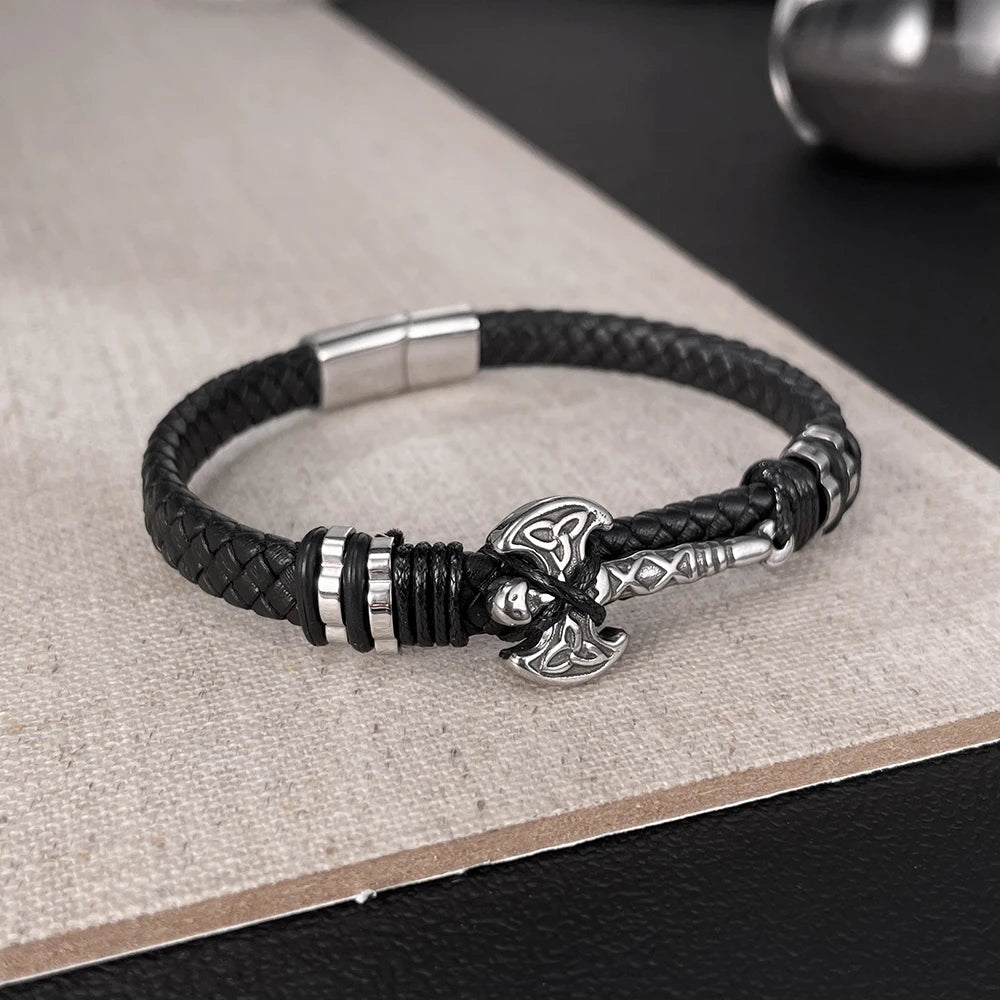 Pulsera de cuero con colgante de hacha para hombre: pulsera de cuero trenzado con acero inoxidable y titanio, estilo urbano audaz.