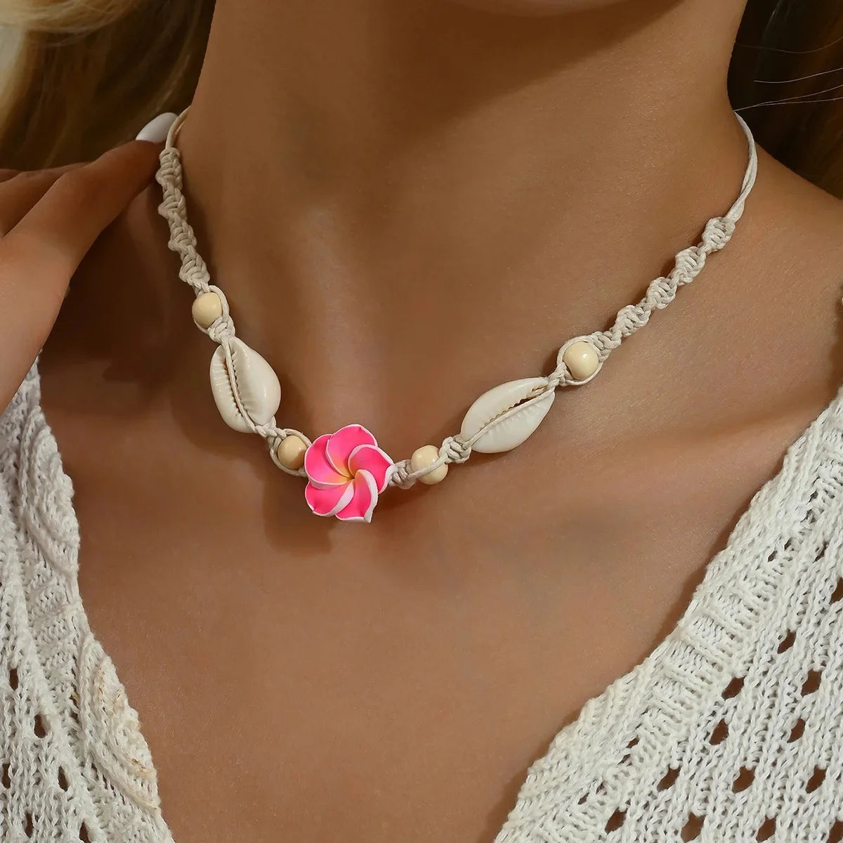 Conjunto de pulsera y collar de conchas multicolores tejidas a mano, joyería de cerámica suave estilo vacaciones en la playa con diseño de flor de huevo bohemia