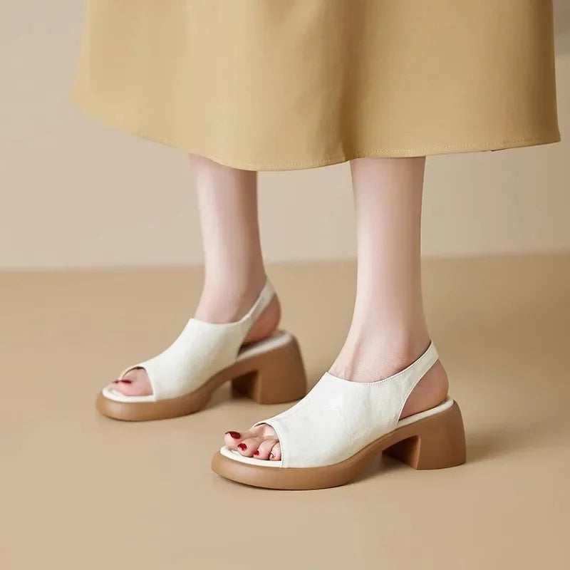 Sandalias francesas sencillas de estilo romano con boca de pez para mujer, zapatos de verano nuevos de piel suave con tiras traseras y tacón grueso alto.