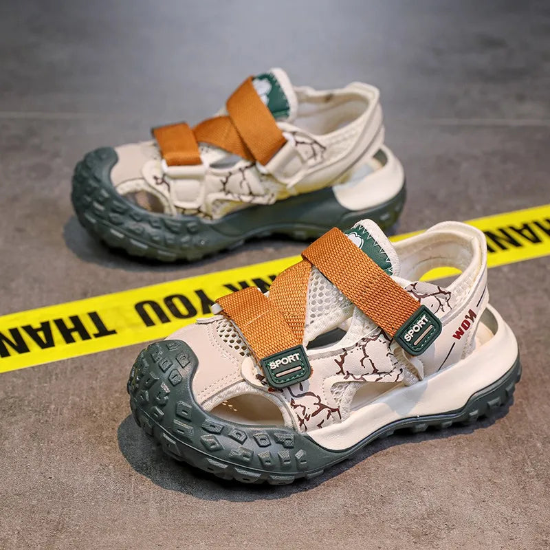 Sandalias para niños con puntera cerrada, superficie de malla hueca, zapatos deportivos antideslizantes de suela blanda, nuevo estilo de verano 2025, calzado casual