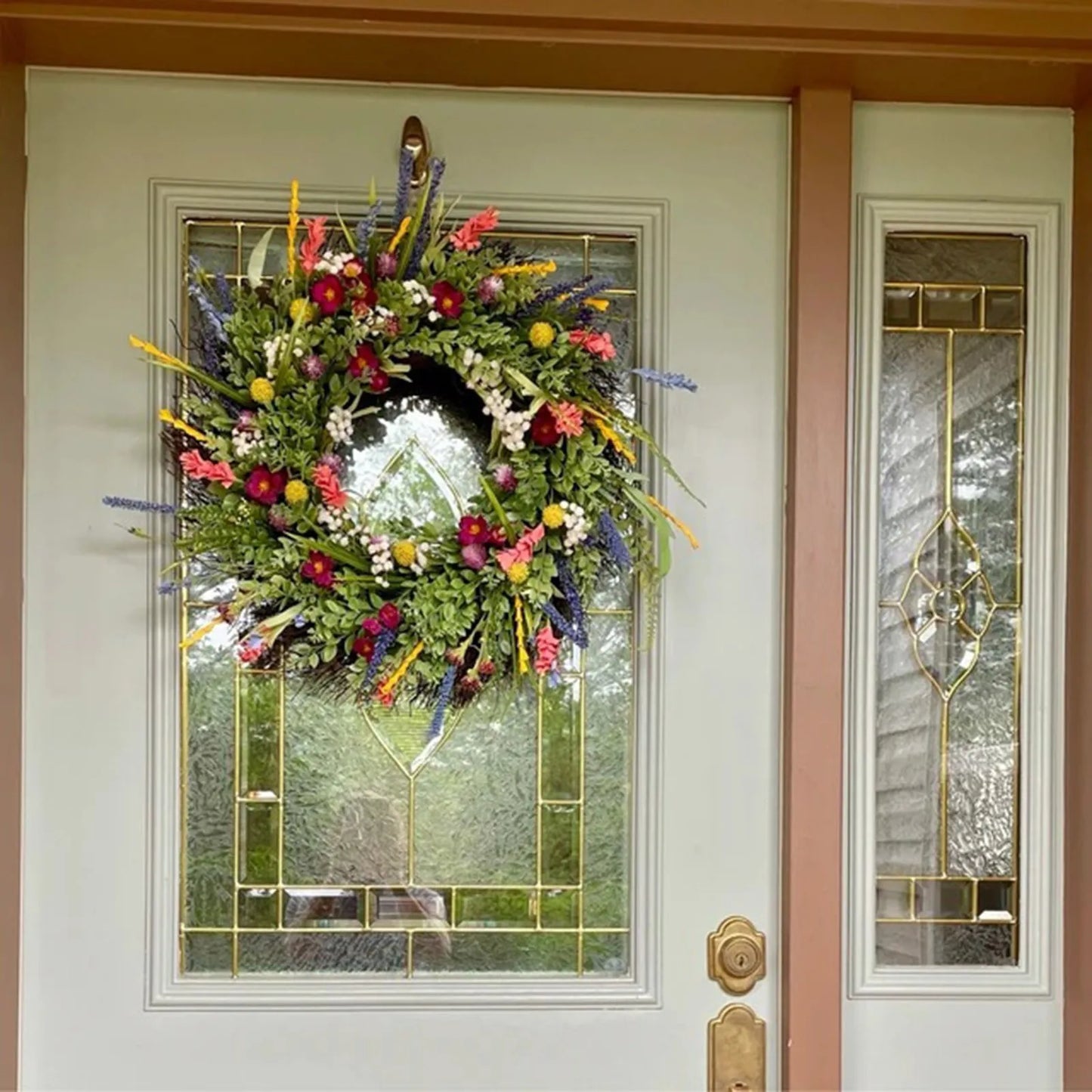 Las coronas artificiales grandes son adecuadas para la decoración interior de ventanas y puertas de entrada y se pueden usar como adornos para fiestas.