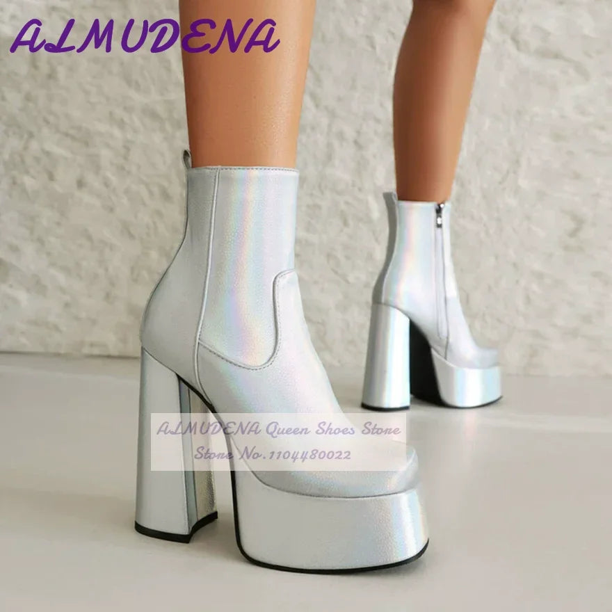 Botines ALMUDENA con holograma iridiscente en color plata y rosa, con plataforma alta y tacón grueso, metalizado mate