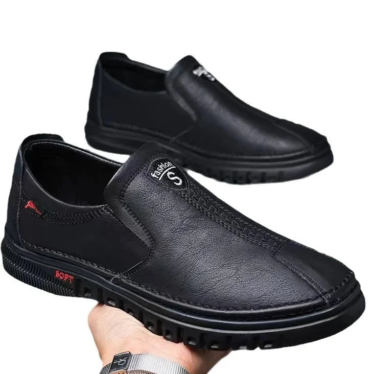 Zapatos cómodos de cuero sin cordones para hombre, mocasines casuales de color puro para primavera y otoño, zapatos de papá con parte superior de poliuretano y plantilla de EVA.