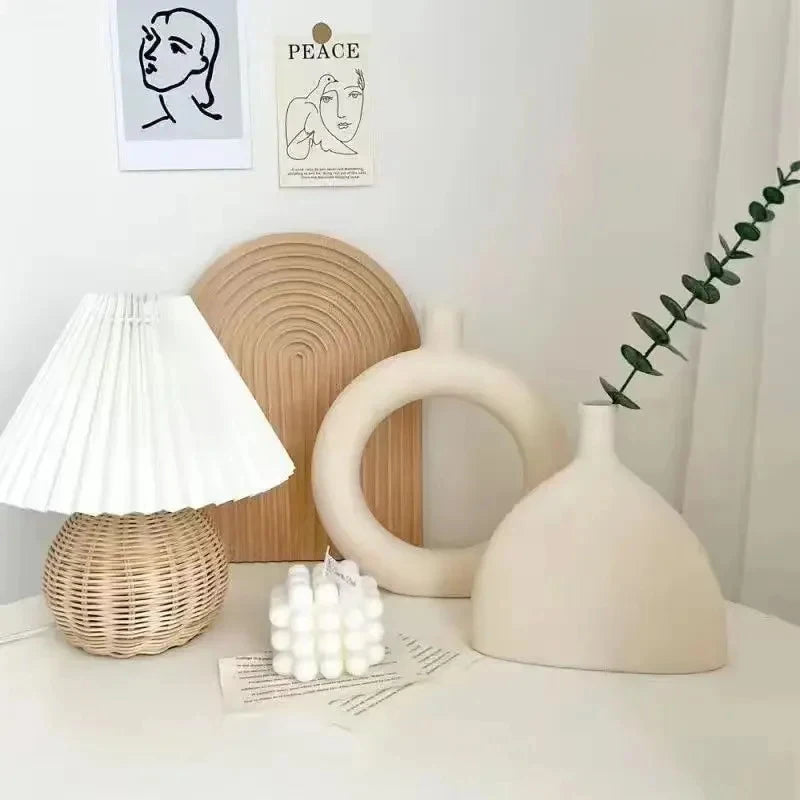 Decoración de escritorio para dormitorio, decoración del hogar, fondo de fotografía, jarrón de cerámica moderno y sencillo, flores secas, arreglo floral, adorno