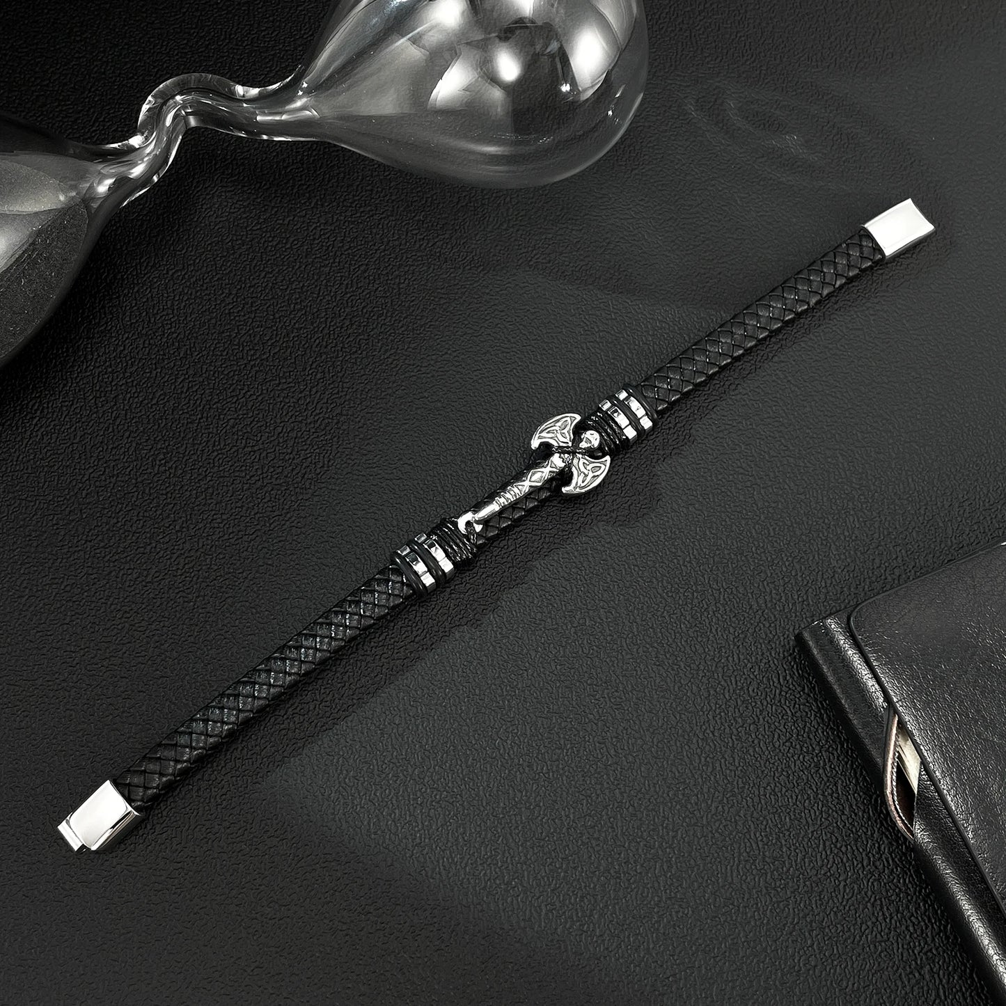 Pulsera de cuero con colgante de hacha para hombre: pulsera de cuero trenzado con acero inoxidable y titanio, estilo urbano audaz.