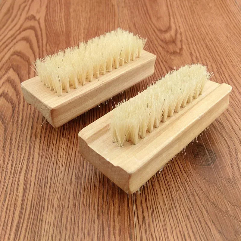 Cepillo de cerdas para manicura y pedicura con mango de madera de doble cara y cerdas de nailon para baño de uñas.