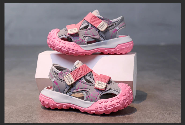Sandalias para niños con puntera cerrada, superficie de malla hueca, zapatos deportivos antideslizantes de suela blanda, nuevo estilo de verano 2025, calzado casual