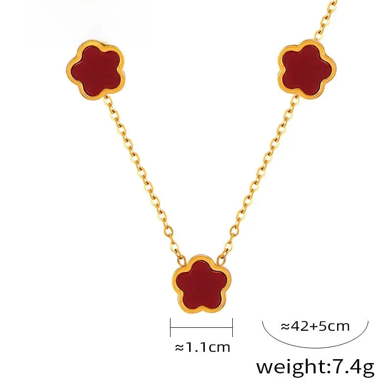 Conjunto de joyería con accesorios rústicos de flores de acero de titanio y concha blanca, pendientes de acrílico y collar sencillo.
