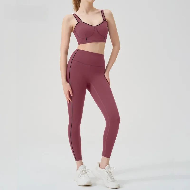 Ropa de yoga, un conjunto deportivo de alta gama, de color sólido, de alta elasticidad, ajustado y de alta intensidad, ropa de fitness para mujer adecuada para el gimnasio.