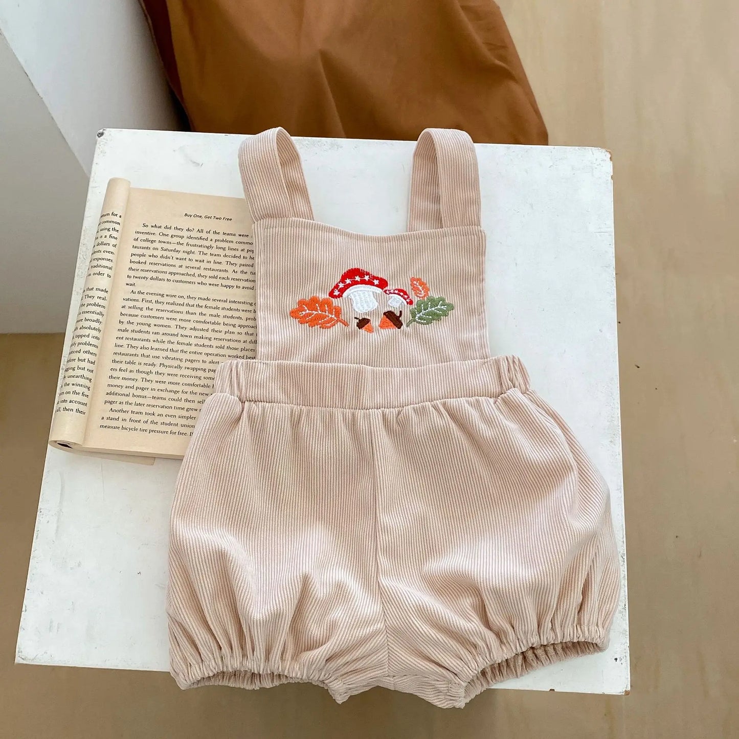 Nueva ropa infantil de otoño, niñas de 0 a 4 años, cárdigan con solapa bordada y pantalón con pechera, conjunto de 2 piezas