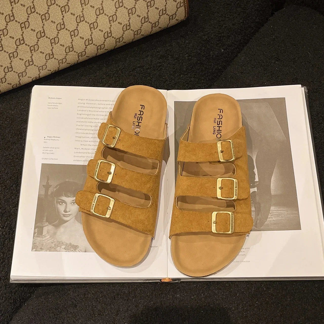 Zapatillas de verano para mujer, para uso en exteriores, de marca moderna, sandalias de playa, de madera suave, para conducir, para parejas, zuecos planos de una sola tira, para adultos, ocio S