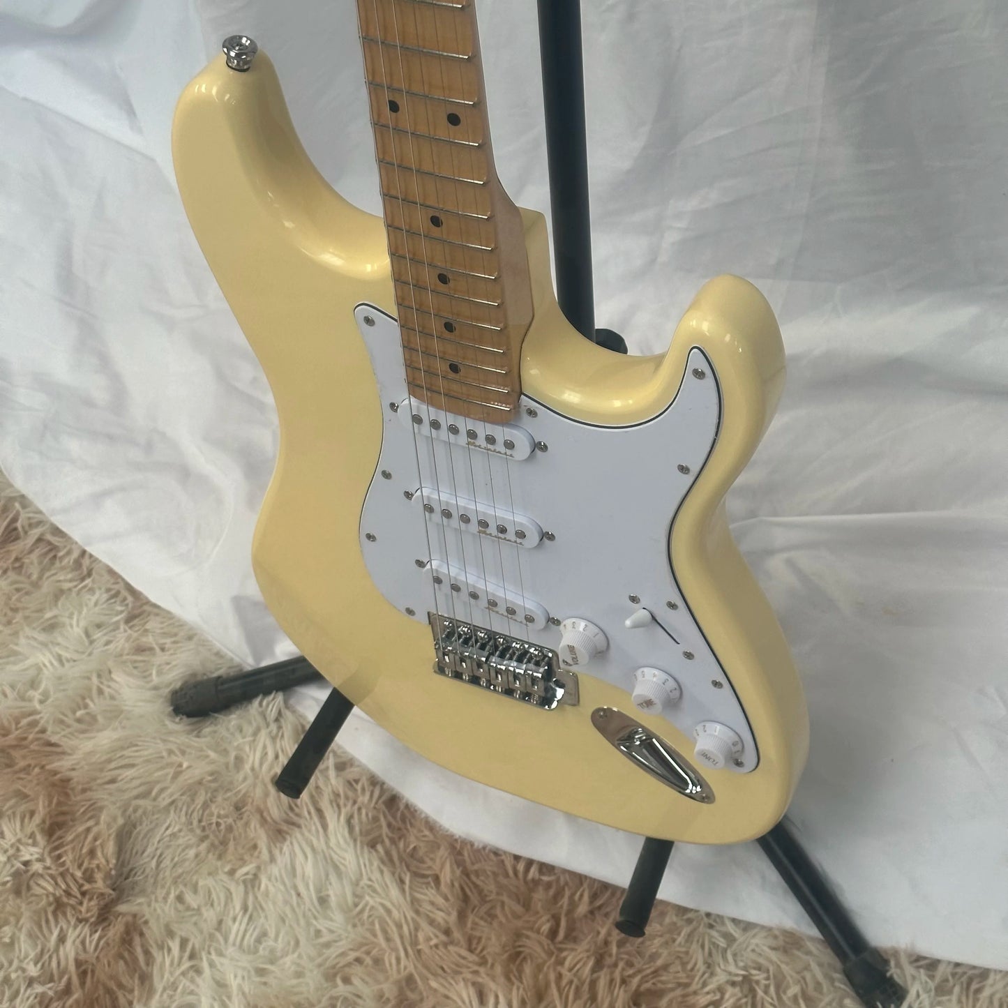 Guitarra eléctrica OEM de alta calidad con envío gratuito, mástil de arce y diapasón de arce con muescas, mástil sándwich, guitarra con incrustaciones de lunares.