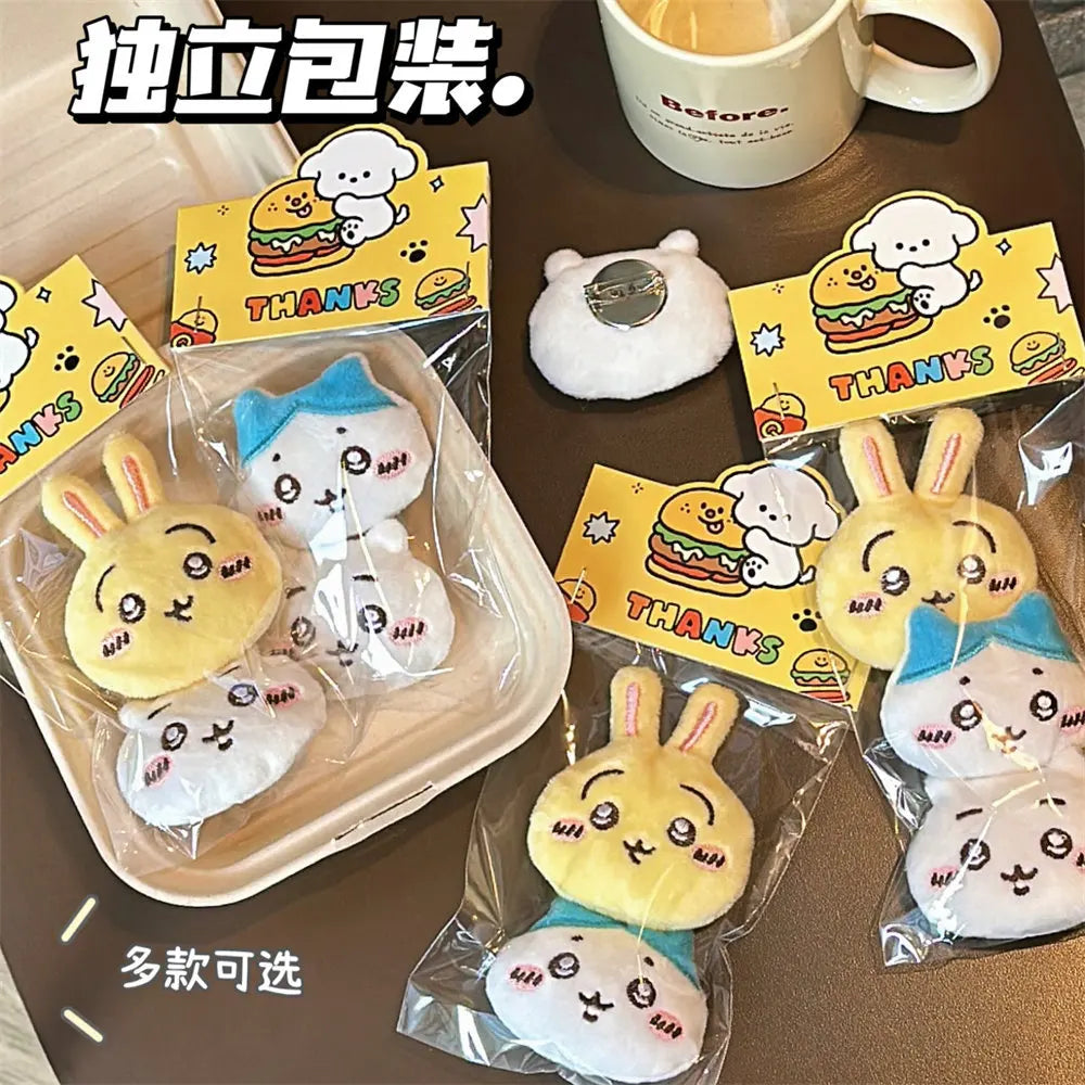 Lindo broche de peluche de dibujos animados de Chiikawa, decoración para mochila de niña, bolso, colgante, accesorio, muñeca, bufanda, ropa, prendedor, regalo para niños