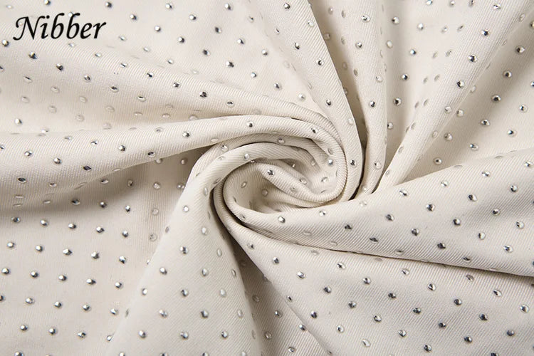 Vestido corto de color sólido con estampado de diamantes de imitación, estilo moderno, escote en V profundo y sin tirantes. Ideal para la moda femenina y la ropa urbana.