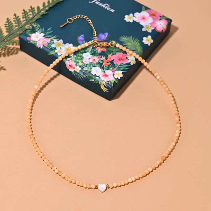 MOON GIRL Gargantilla de corazón con cuentas de nácar, collar de concha natural teñida a la moda para mujer, collar de acero inoxidable para mujer