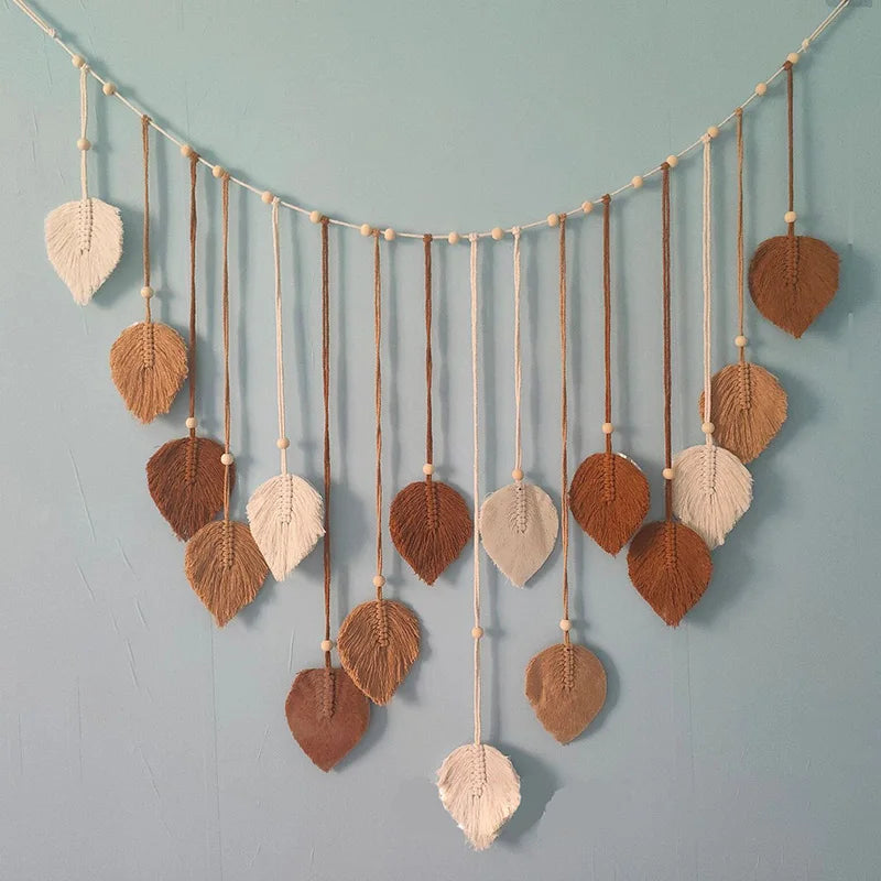 Decoración bohemia para el hogar, tapiz de macramé con hojas y plumas, decoración colgante de pared para sala de estar y dormitorio, arte de pared bohemio para el hogar.