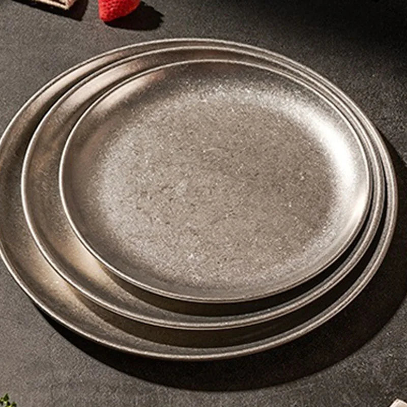 Platos de acero inoxidable 304, estilo industrial, bandejas de café vintage, platos creativos para carne, pasta y postre, vajilla retro de fondo plano.