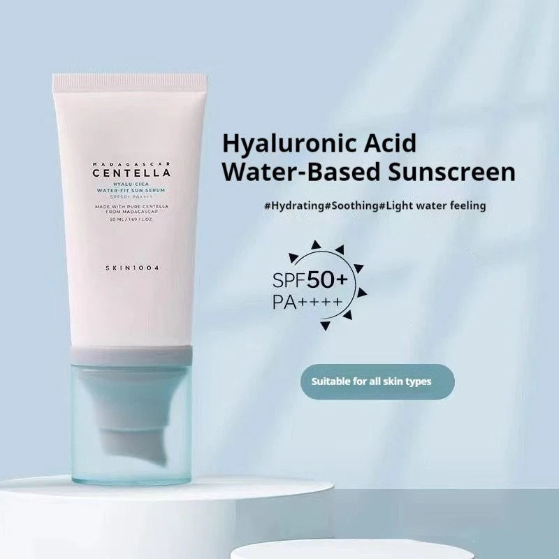 SKIN1004 Centella Sun Serum SPF50+ PA++++, Ácido Hialurónico, Protección UV Hidratante para Piel Sensible, Seguro para Después de Procedimientos