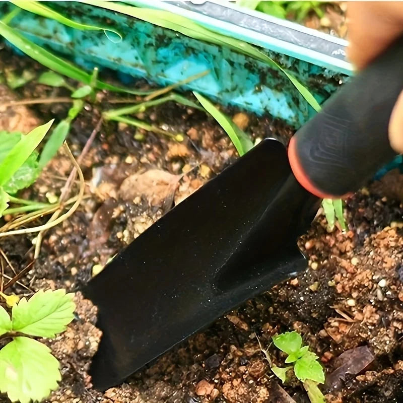 Un juego de cuatro herramientas de jardinería para exteriores que incluye una pala pequeña para plantar flores, un rastrillo de cinco puntas y un rastrillo de dos cabezas.