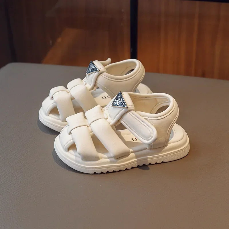 Sandalias para niños, novedad de verano 2024, moda para niños y niñas, color sólido, con cierre de velcro, antideslizantes, suela suave, decoración metálica versátil.