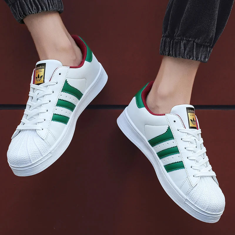 Zapatillas deportivas y casuales de estilo coreano de verano, zapatillas de pareja, zapatillas blancas transpirables para hombre, cómodas y transpirables.