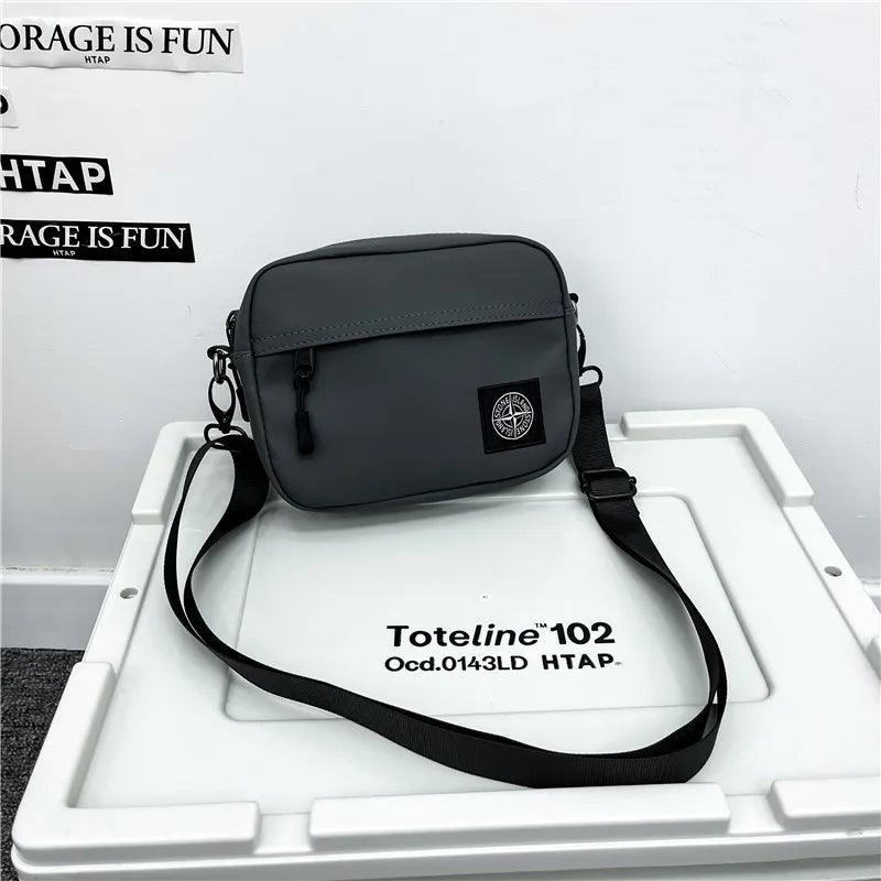 Bolso de hombro de tendencia urbana personalizado para hombres y mujeres, bolso de hombro portátil pequeño de cuero estilo hip hop para deportes al aire libre