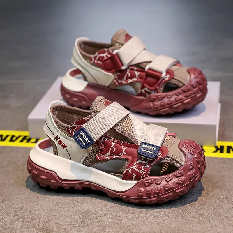 Sandalias para niños con puntera cerrada, superficie de malla hueca, zapatos deportivos antideslizantes de suela blanda, nuevo estilo de verano 2025, calzado casual