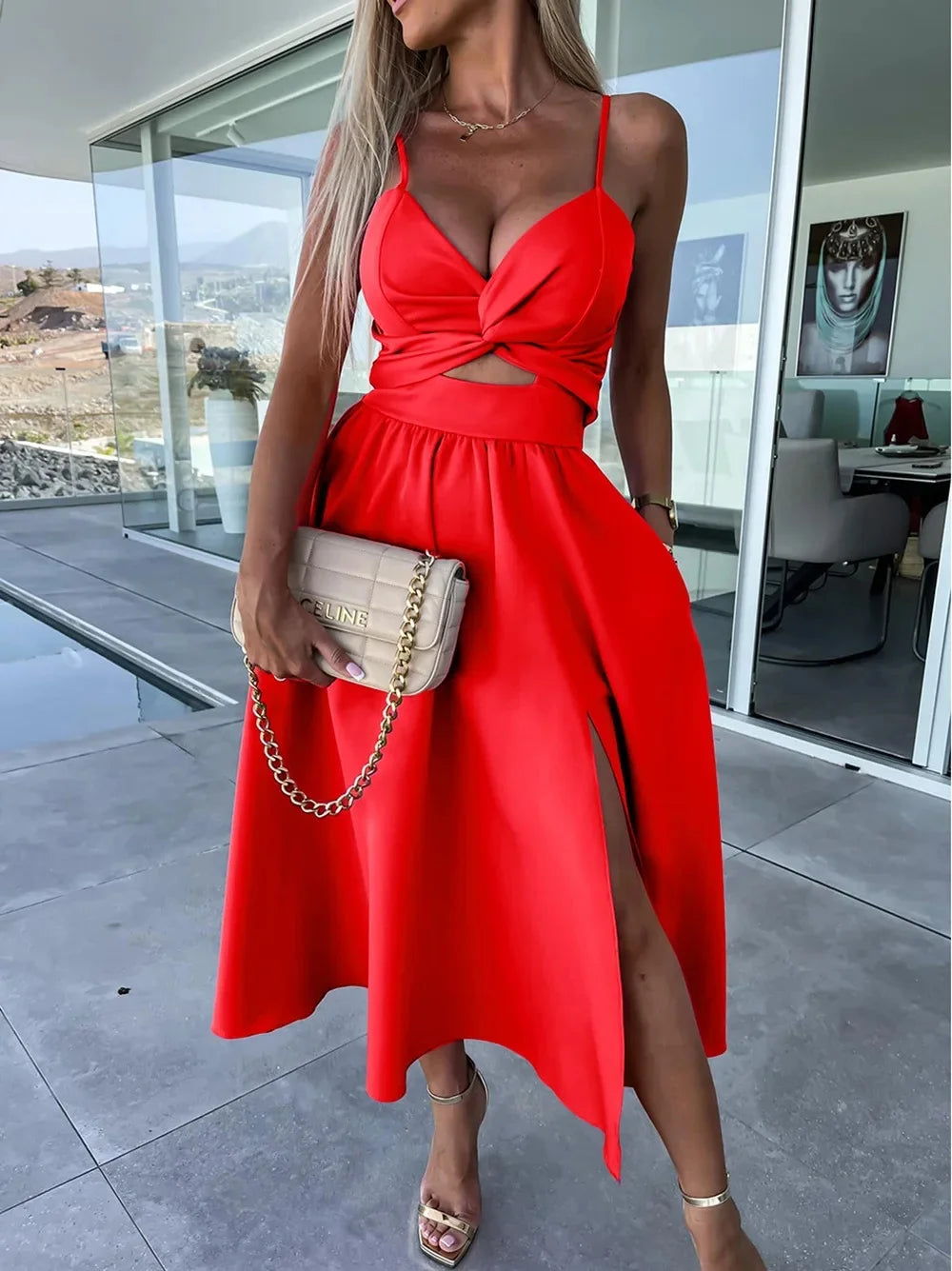 Vestido de mujer con nuevo estilo, cuello en V, corte amplio, que estiliza y suaviza la silueta, espalda abierta y largo medio.