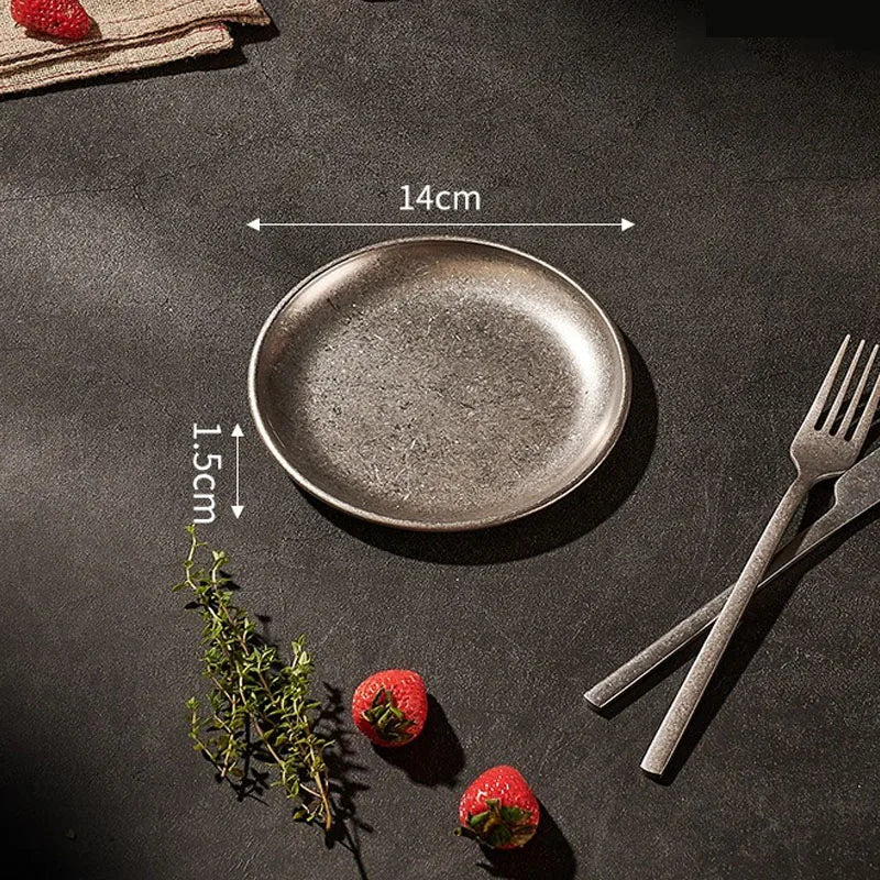 Platos de acero inoxidable 304, estilo industrial, bandejas de café vintage, platos creativos para carne, pasta y postre, vajilla retro de fondo plano.