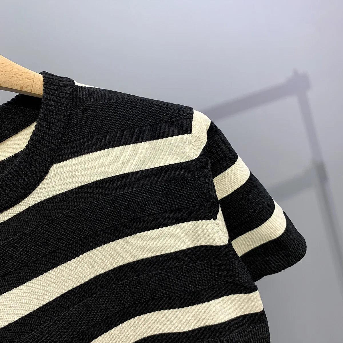 Camiseta de seda helada de verano a rayas blancas y negras de manga corta con cuello redondo para hombre, camiseta de media manga para hombre