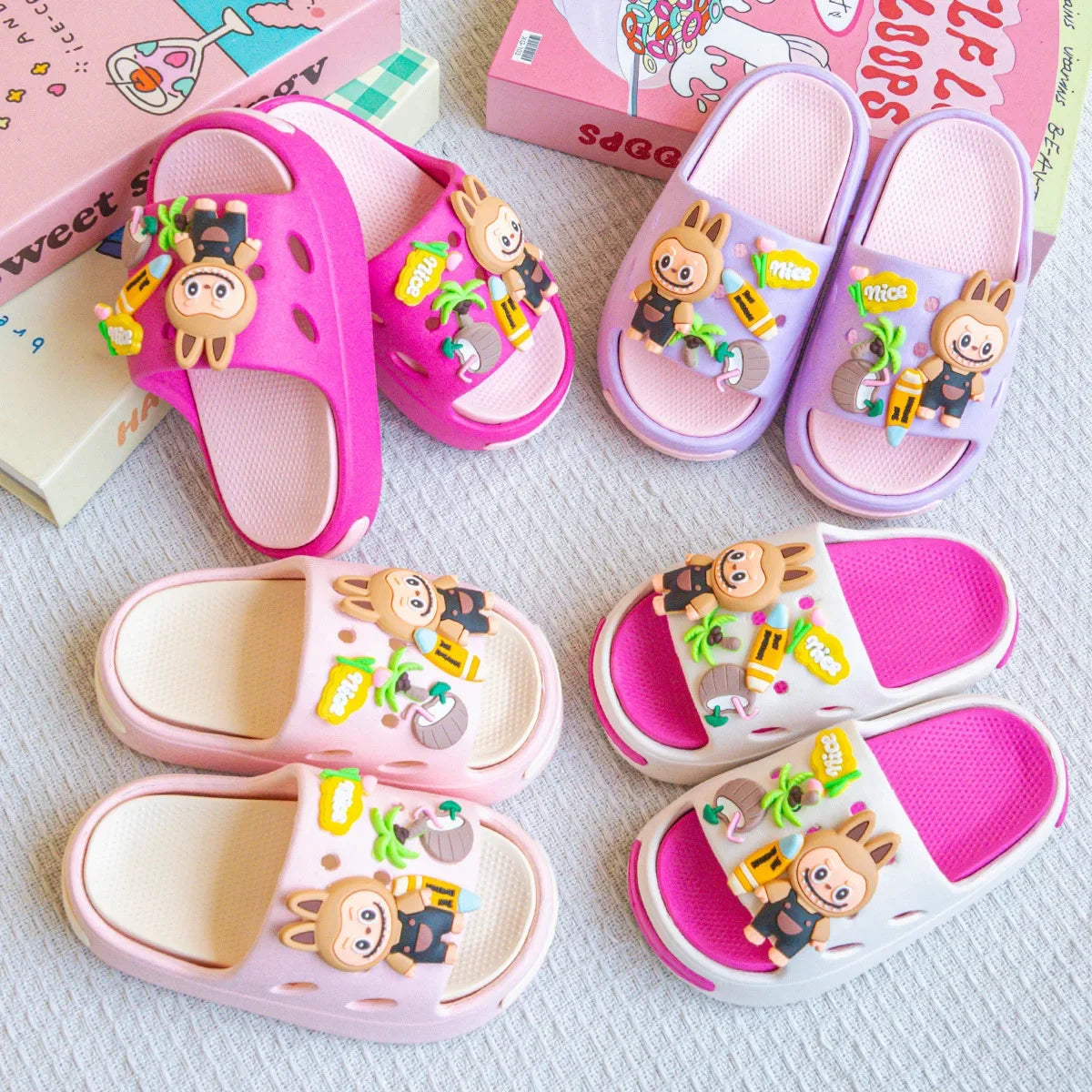 Nuevas zapatillas de surf de EVA con dibujos animados, sandalias antideslizantes de doble empalme a la moda con suela suave para niñas, zapatos versátiles y cómodos sin cordones.