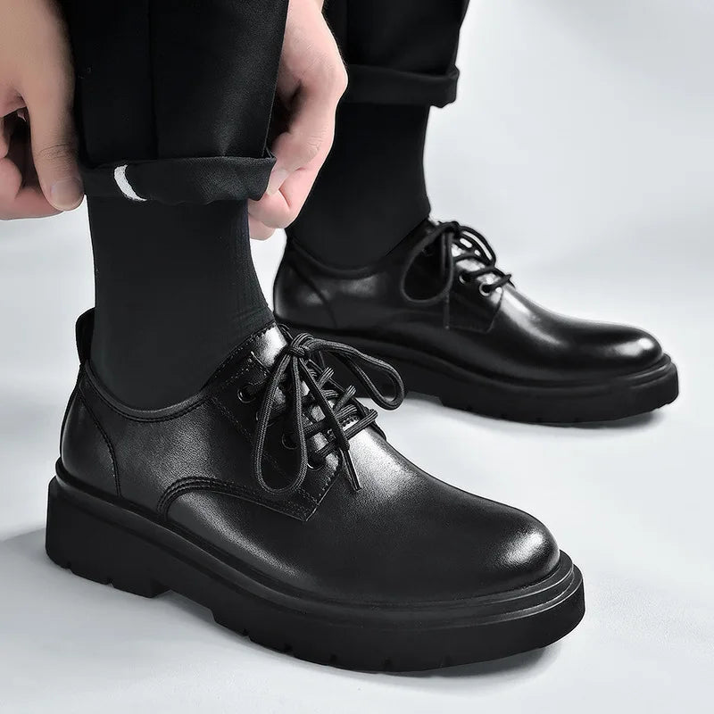 Zapatos de cuero negros para hombre, plataforma, suela suave, resistentes al desgaste, informales, para jóvenes, negocios, fiestas, paseos por la ciudad, zapatillas nuevas