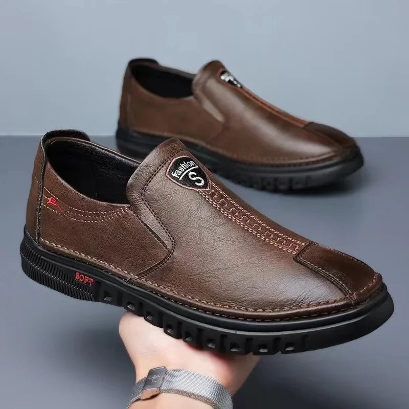 Zapatos cómodos de cuero sin cordones para hombre, mocasines casuales de color puro para primavera y otoño, zapatos de papá con parte superior de poliuretano y plantilla de EVA.