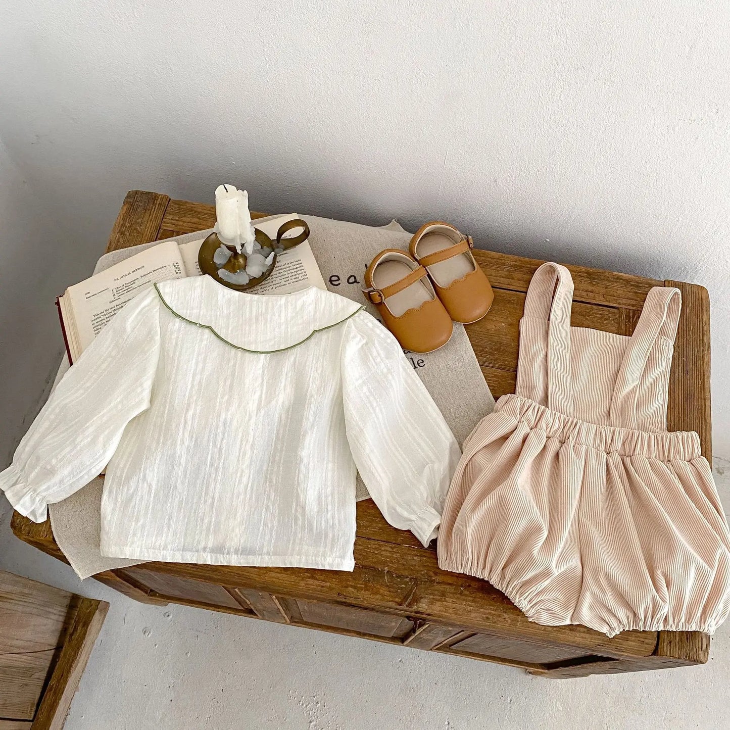 Nueva ropa infantil de otoño, niñas de 0 a 4 años, cárdigan con solapa bordada y pantalón con pechera, conjunto de 2 piezas