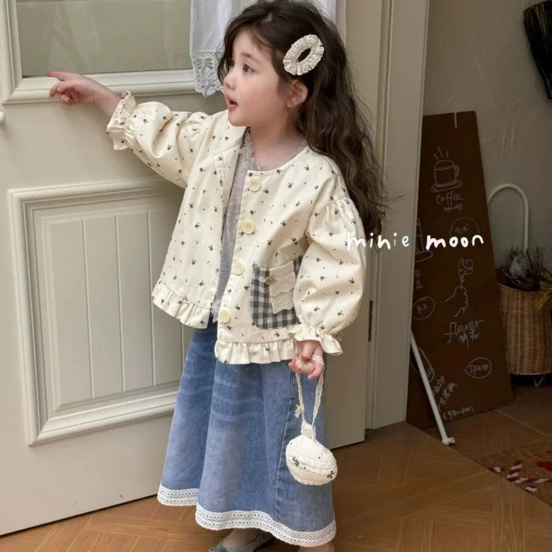 Ropa infantil, primavera 2025, nuevo estilo, versión coreana, chaqueta elegante de algodón con bolsillos y estampado floral a cuadros para niñas.