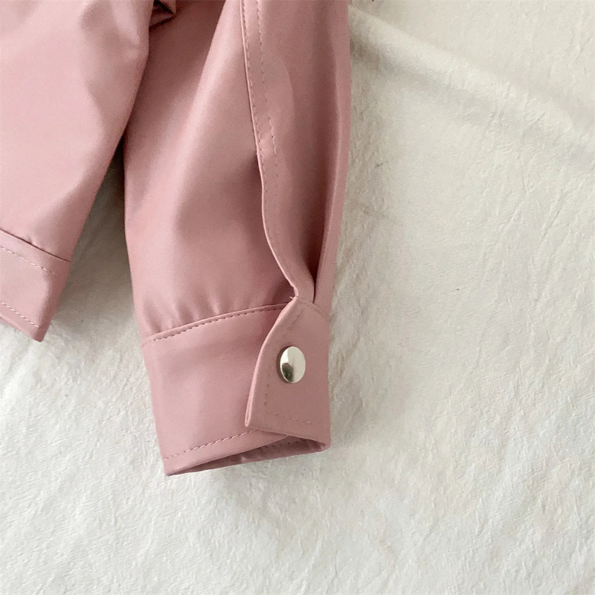 Conjunto de ropa infantil 2025, otoño, nueva y genial chaqueta de cuero sintético para niñas con falda corta, conjunto de dos piezas a la moda.