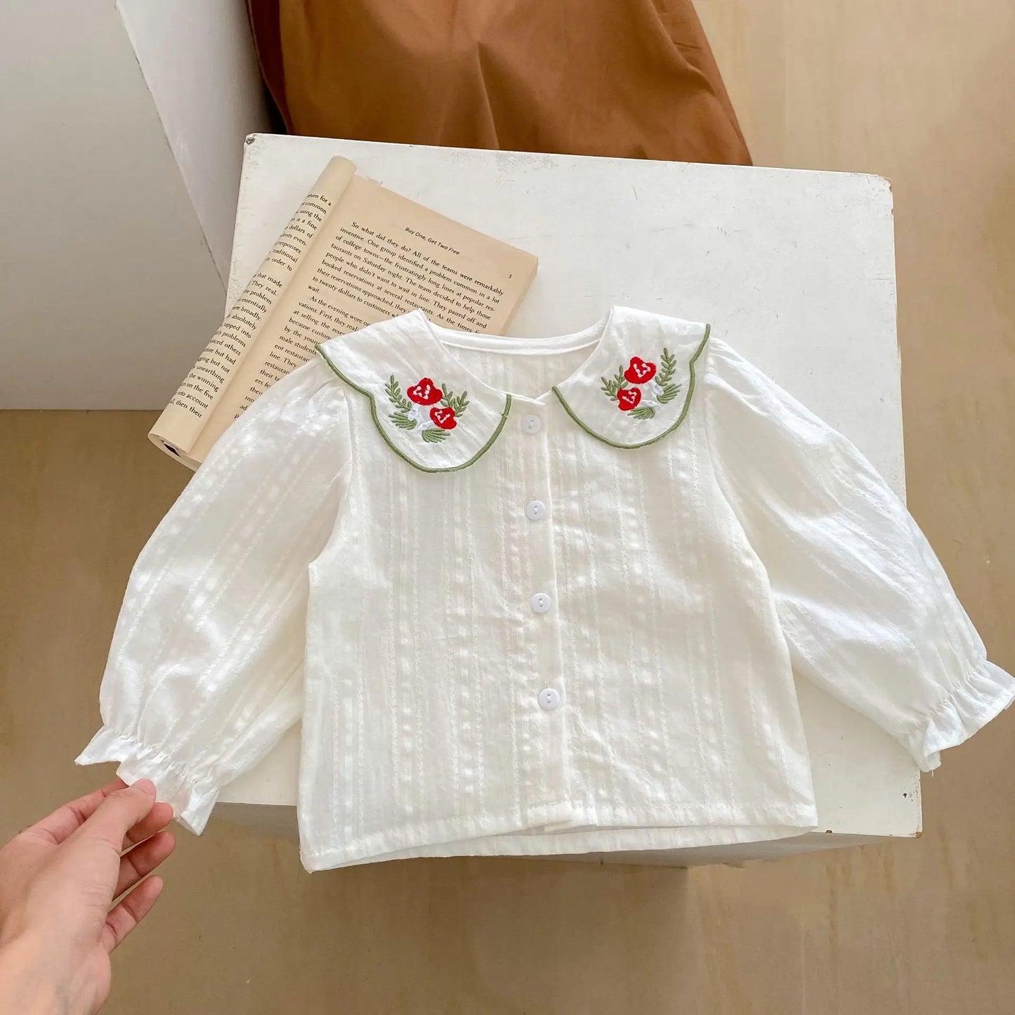 Nueva ropa infantil de otoño, niñas de 0 a 4 años, cárdigan con solapa bordada y pantalón con pechera, conjunto de 2 piezas