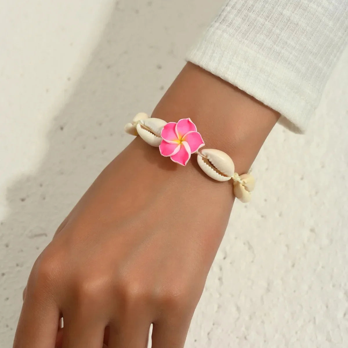 Conjunto de pulsera y collar de conchas multicolores tejidas a mano, joyería de cerámica suave estilo vacaciones en la playa con diseño de flor de huevo bohemia