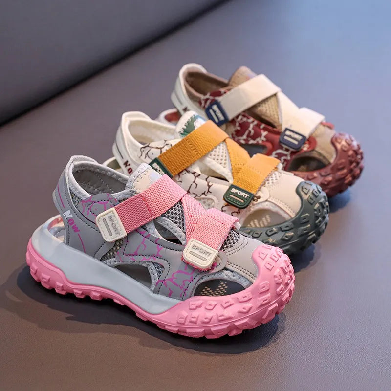 Sandalias para niños con puntera cerrada, superficie de malla hueca, zapatos deportivos antideslizantes de suela blanda, nuevo estilo de verano 2025, calzado casual