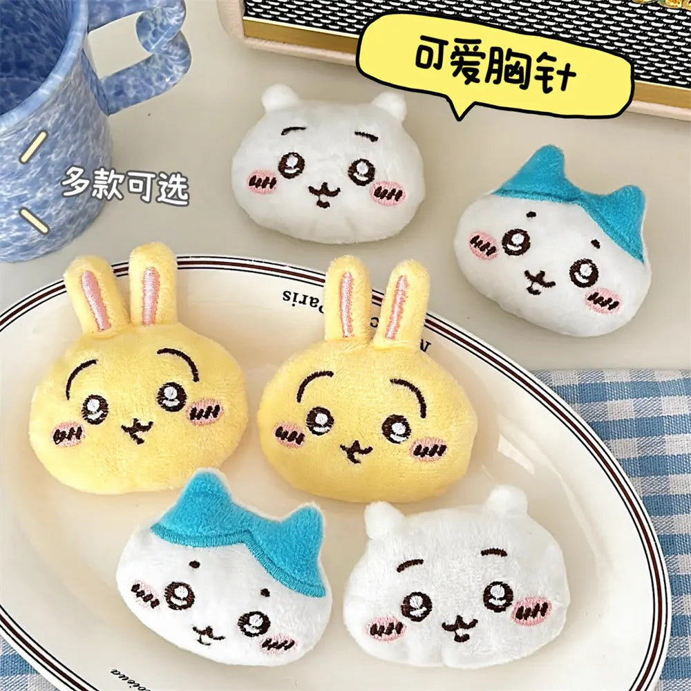 Lindo broche de peluche de dibujos animados de Chiikawa, decoración para mochila de niña, bolso, colgante, accesorio, muñeca, bufanda, ropa, prendedor, regalo para niños