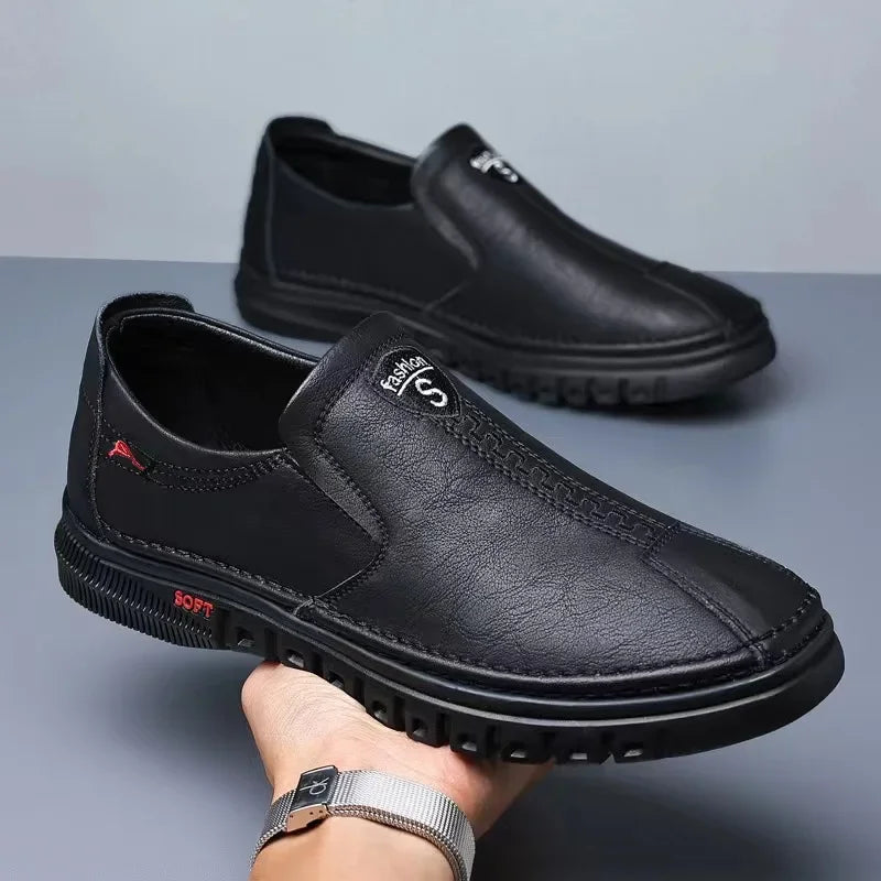Zapatos cómodos de cuero sin cordones para hombre, mocasines casuales de color puro para primavera y otoño, zapatos de papá con parte superior de poliuretano y plantilla de EVA.