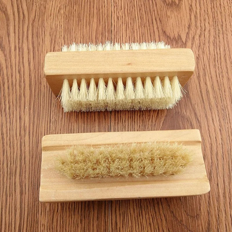 Cepillo de cerdas para manicura y pedicura con mango de madera de doble cara y cerdas de nailon para baño de uñas.