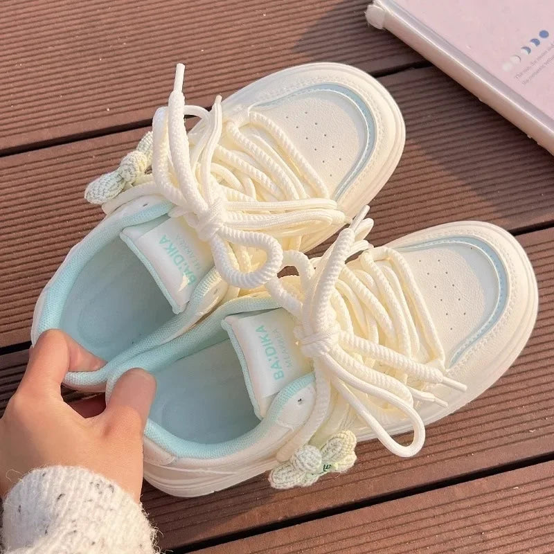 Zapatillas deportivas elegantes de suela gruesa para mujer, informales, versátiles, blancas, para primavera y verano, ideales para faldas.