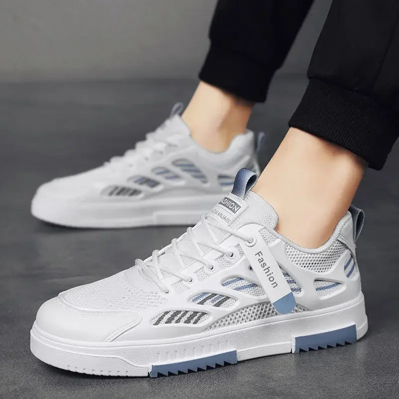 Zapatillas deportivas de malla transpirable para hombre, modernas y versátiles, blancas, informales, para estudiantes, de skate, de verano, modelo nuevo y ligero.