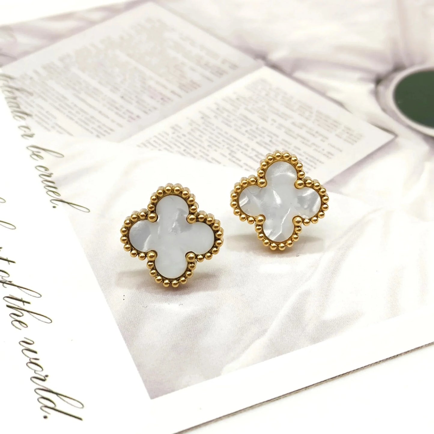 Pendientes de nácar con cuatro hojas de acero inoxidable con diseño de hierba de la suerte, chapados en oro y con retención de color, versátiles para mujer